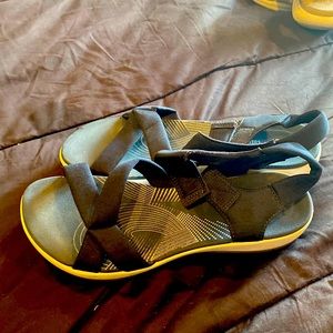 Clarks navy fabric Velcro sandals Size 8